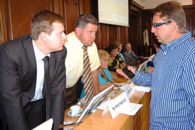 Konůpka loboval za spřízněnou firmu