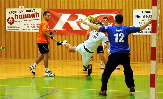 Vyrovnané utkání s loňským mistrem