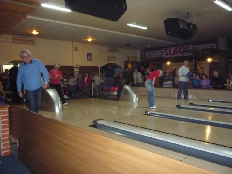 Kluby důchodců se zapojily do soutěže seniorů v bowlingu o putovní pohár primátorky města Frýdek-Místek