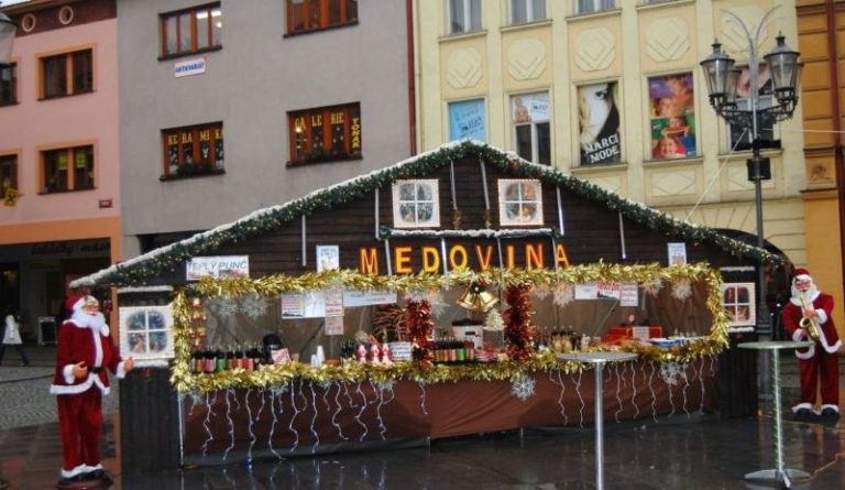 VÁNOČNÍ TRHY A VÁNOČNÍ SBÍRKA NA NÁMĚSTÍ SVOBODY