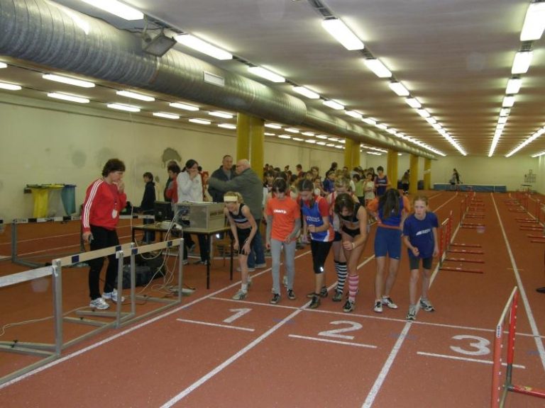 Mladí atleti na Vánočních závodech v hale