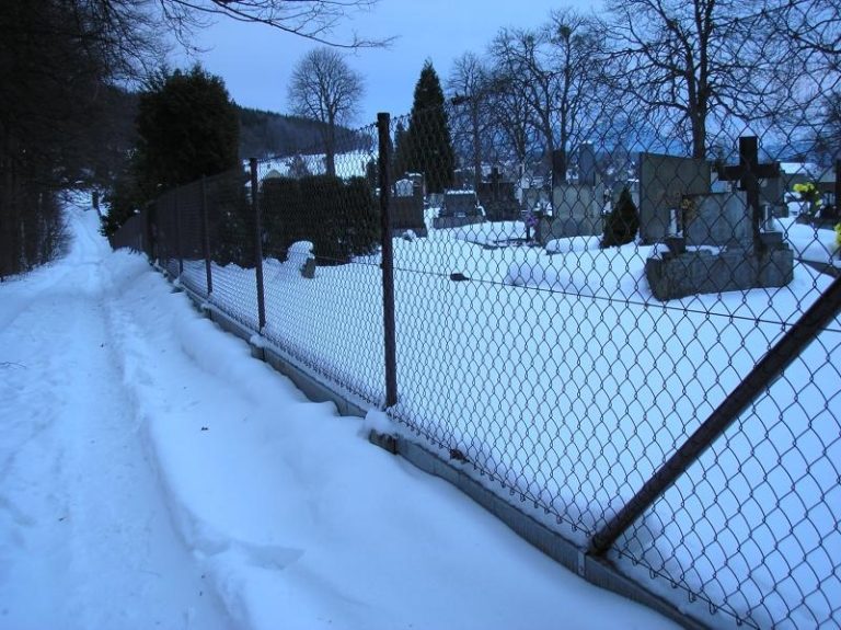 Nové ploty na hřbitovech