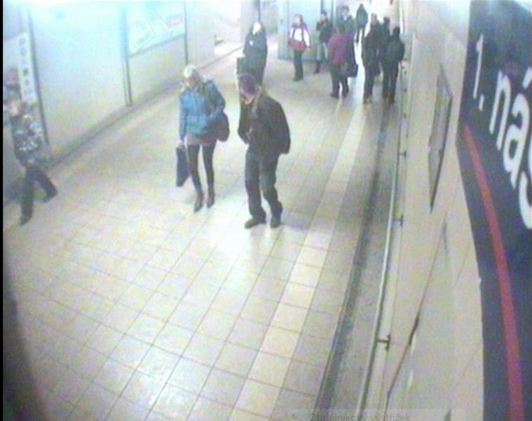 Policie pátrá po násilníkovi, který na vlakovém nádraží pobodal mladou ženu