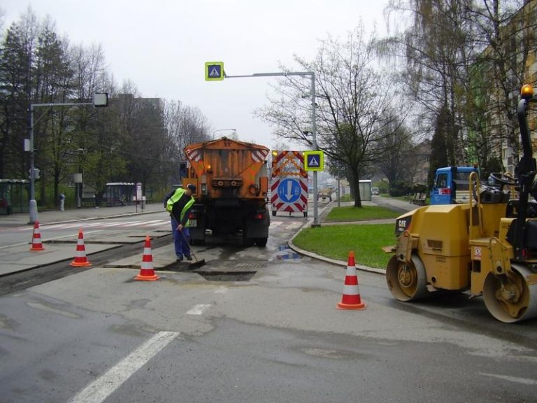 Opravy komunikací začaly