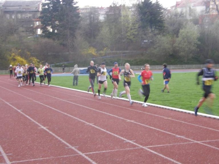 Běžci zahájili sezónu na dráze