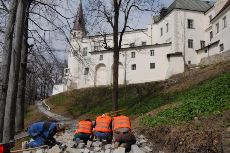 Úprava svahů za zámkem