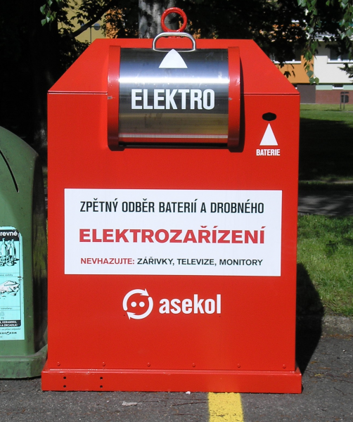 Ve městě byly rozmístěny červené kontejnery