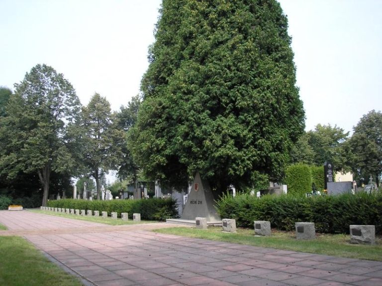 Opravený památník na centrálním hřbitově ve Frýdku
