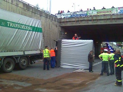 Dopravu blokoval převrácený kamion