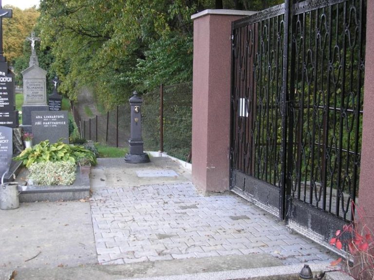 Hřbitov ve Skalici má nové oplocení a odběrné místo na vodu