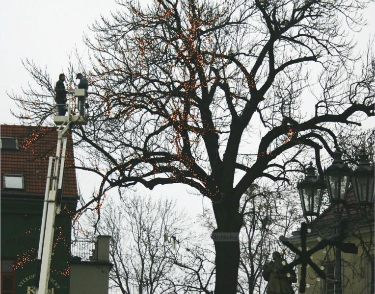 Město se zdobí do vánočního