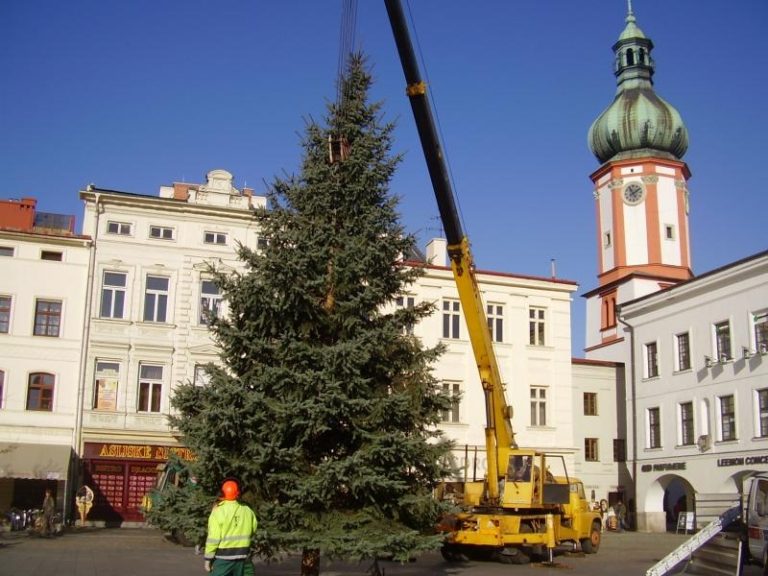 Vánoční stromy už zdobí obě náměstí