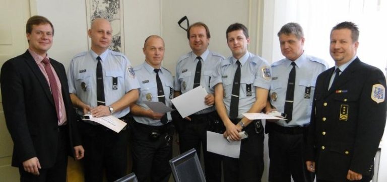 Strážníci dostali stužky za věrnost