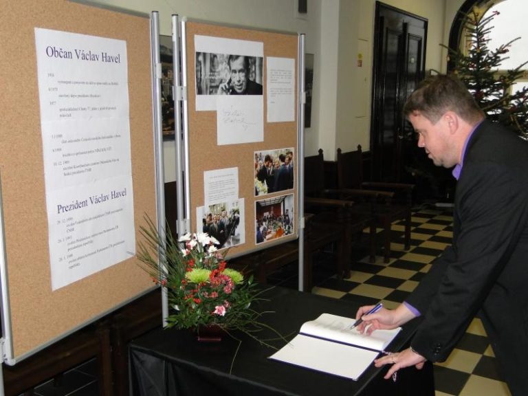 Kondolenční listiny najdou lidé v budovách radnice ve Frýdku i v Místku