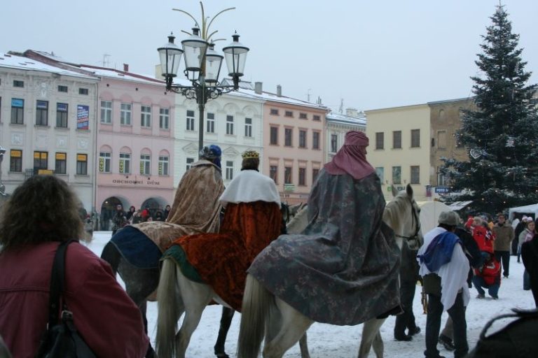 Tři králové projedou městem na koních