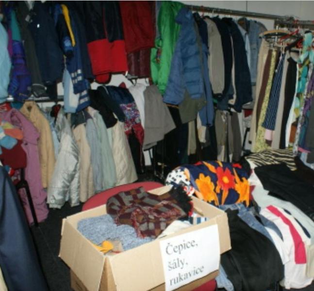 Adra potřebuje teplé oblečení pro lidi v nouzi