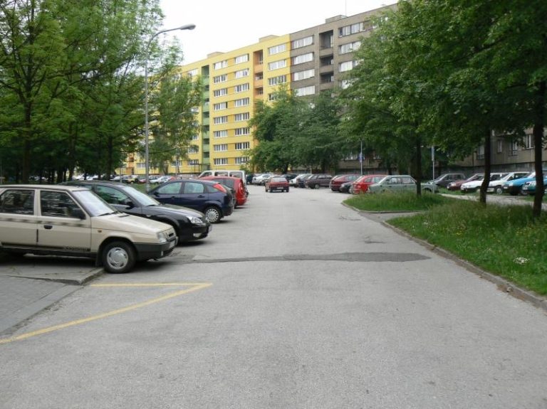 Výstavba parkoviště a opravy chodníků