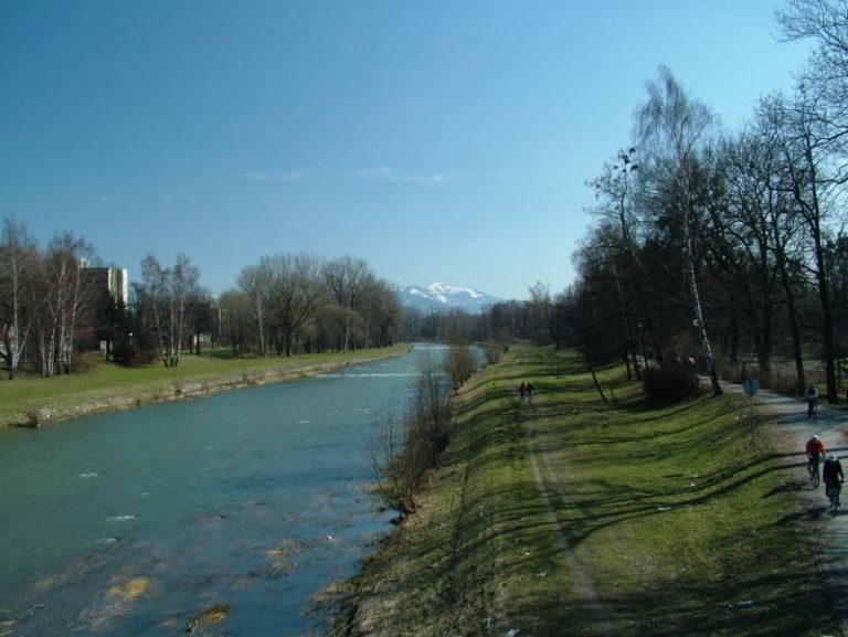 V PARKU U ŘEKY SE NA HODINU VYPNOU SVĚTLA