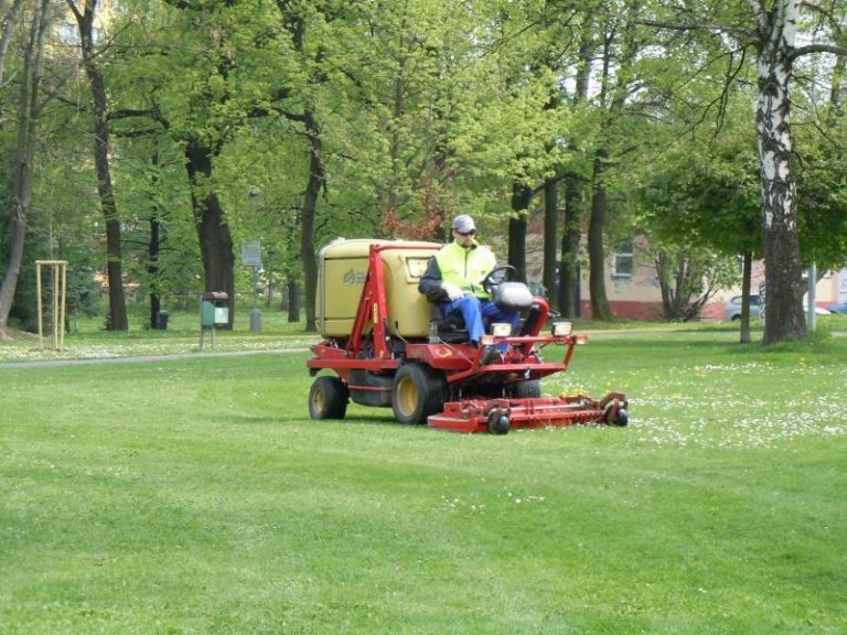 Sečení trávy začalo