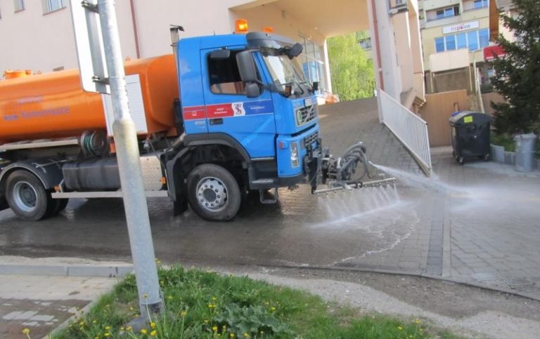 Městem projíždí kropicí vůz