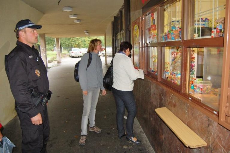 Úředníci kontrolují dodržování zákazu prodeje tvrdého alkoholu