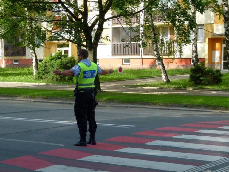 Strážníci hlídkují na frekventovaných přechodech u škol