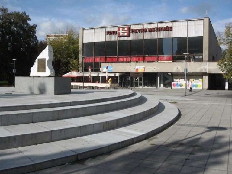 Kino Petra Bezruče a sousoší před ním potřebují změnu