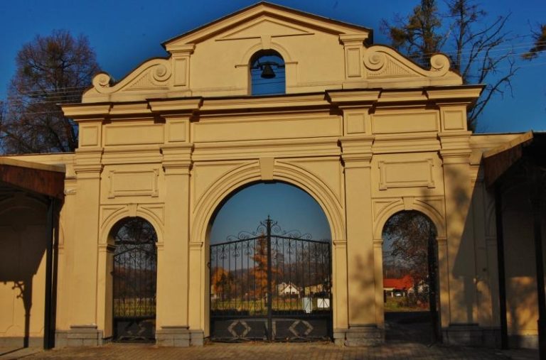 Hřbitovní portál nahradí nová vstupní brána