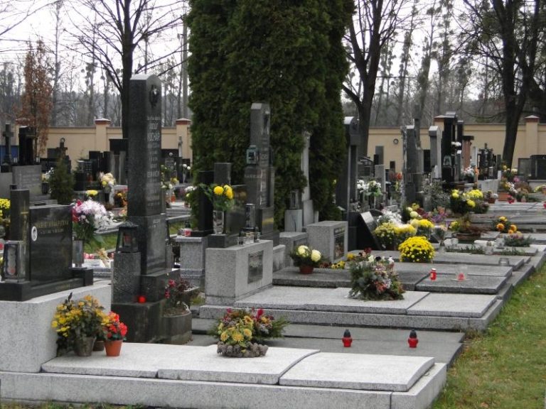 Strážníci dohlídnou na hřbitovy