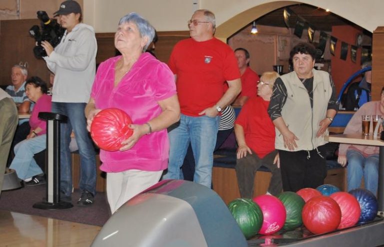Senioři váleli na bowlingu