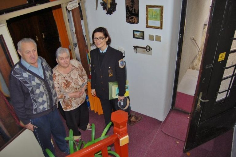 Město rozdávalo seniorům řetízky