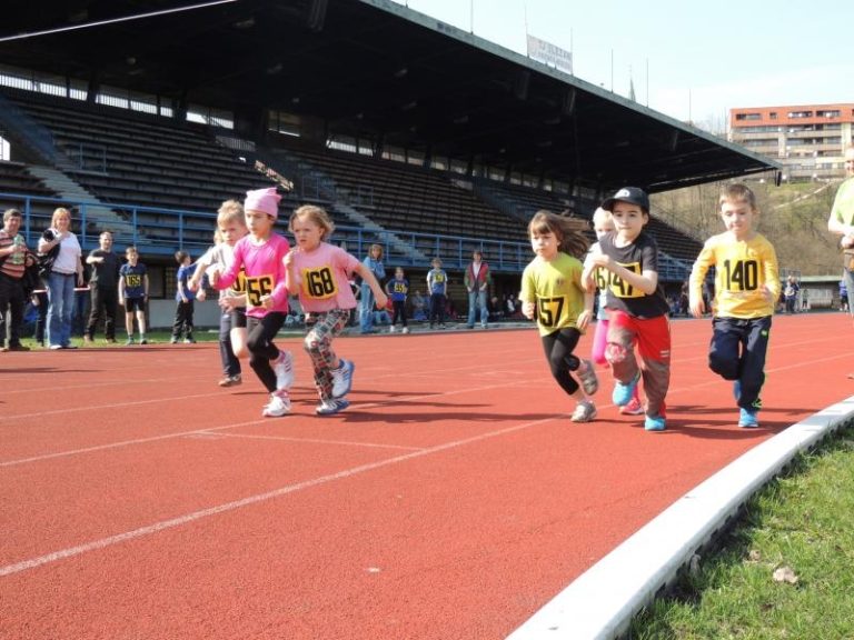 Slunečné počasí přilákalo na stadión 170 běžců