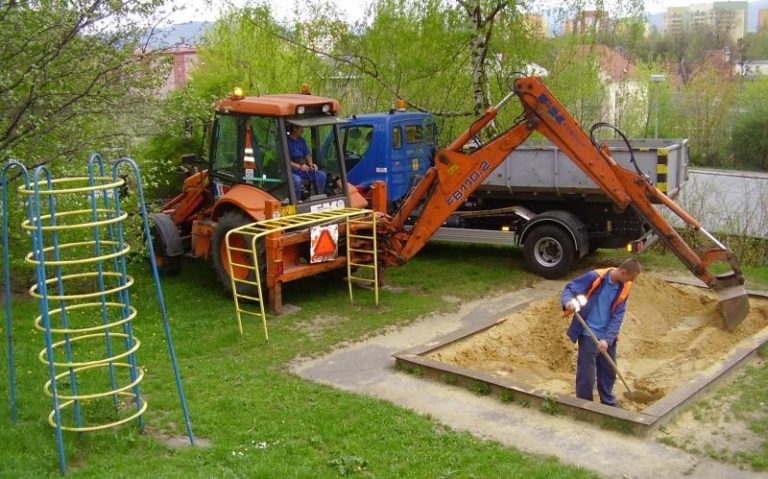 Výměna písku v dětských pískovištích