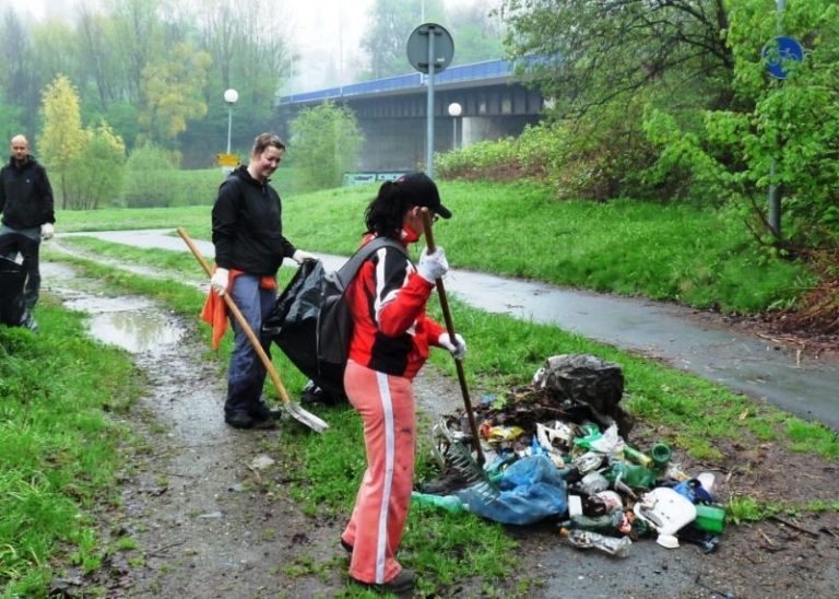 Břehy řeky Ostravice skrývaly téměř dvě tuny odpadků