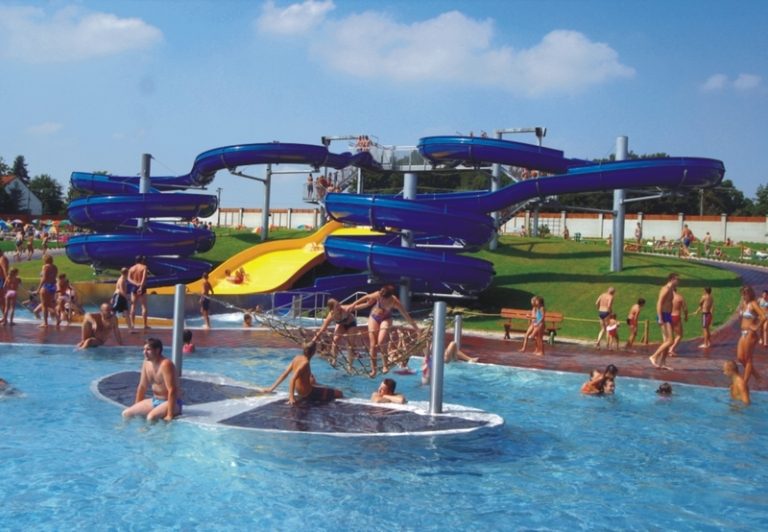 Letní aquapark Olešná láká do bazénu