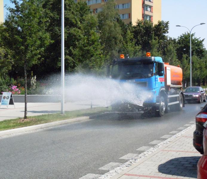 Městem projíždí kropicí vůz
