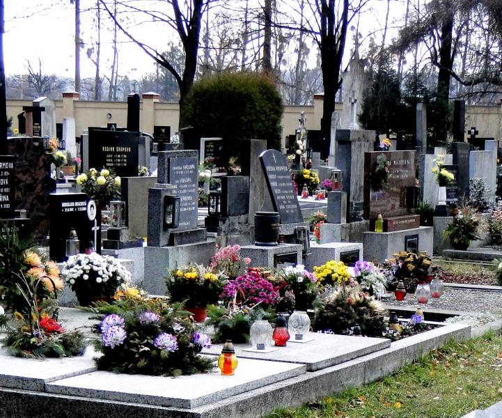 Strážníci budou hlídkovat u hřbitovů