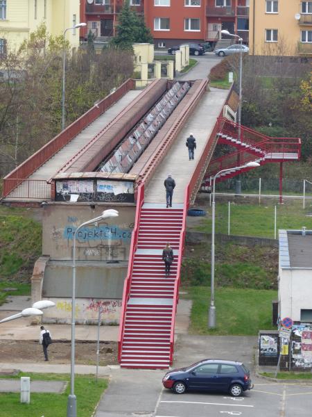 Lávka na Sadové má nová schodiště