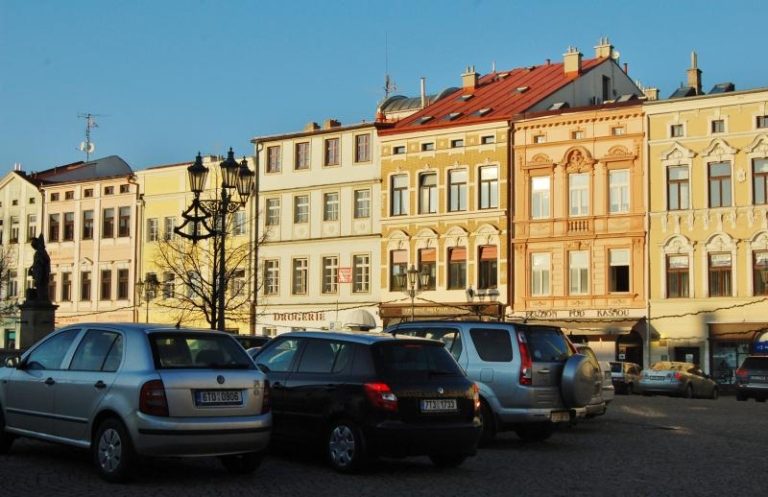 Město posvětí parkování uprostřed náměstí