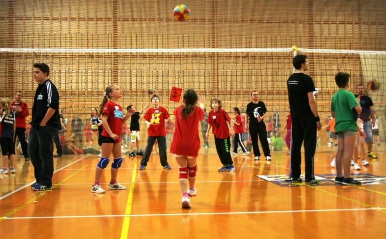 Jaro s barevným minivolejbalem