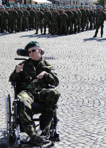 Vojáci pochodují za svého kolegu Lukáše Hirku