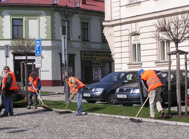 Město vytváří krátkodobé pracovní příležitosti a posiluje úklid