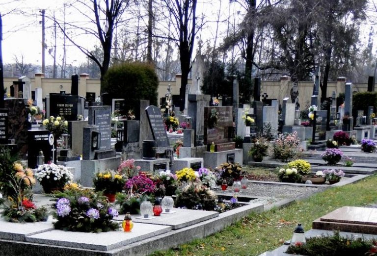 V okolí hřbitovů budou od pátku hlídkovat strážníci