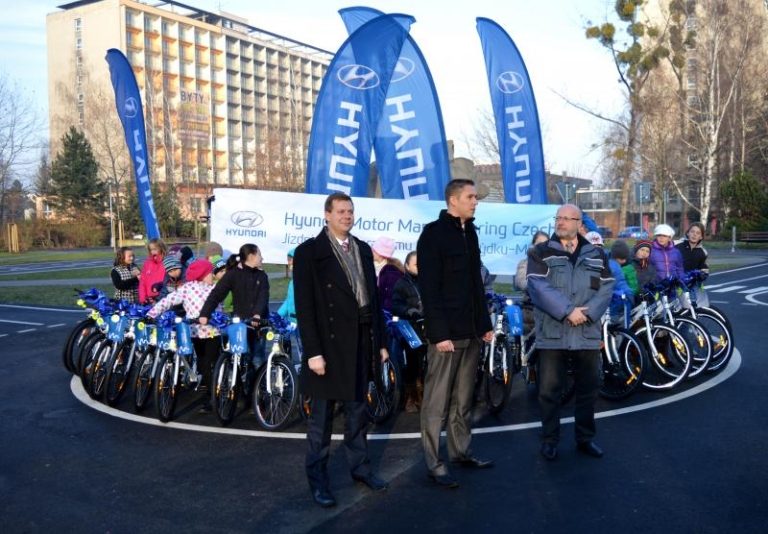 Hyundai daroval městu jízdní kola pro výuku dopravní výchovy na školách