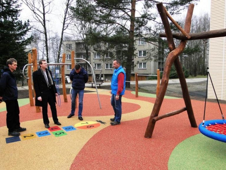 Děti z ulice Lesní mají nové hřiště