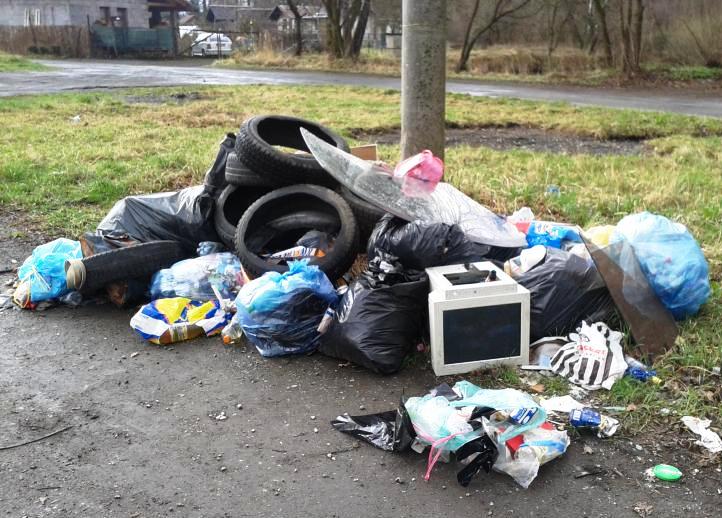 Za zakládání černých skládek i za odložení starého nábytku k popelnicím hrozí pokuta až 50 tisíc korun
