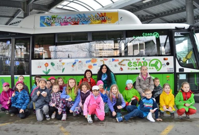 MHD ve Frýdku-Místku má 10 nových autobusů, jeden z nich pomalovaly děti