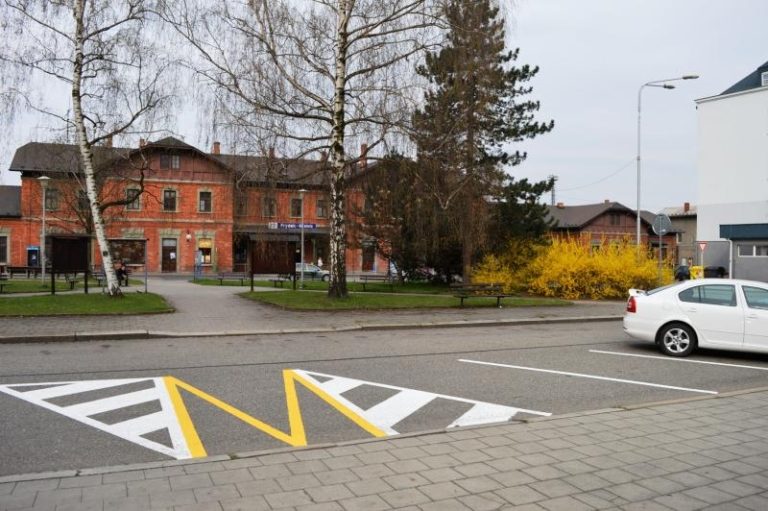 Před vlakovým nádražím vybudovalo město nová parkovací místa