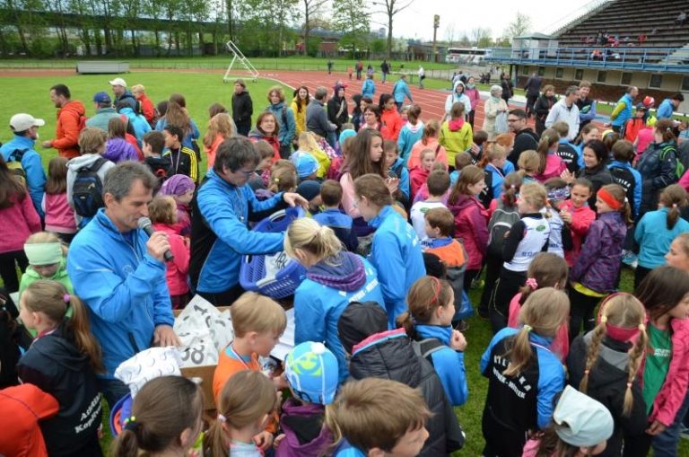 Přes nepřízeň počasí byl stadión plný