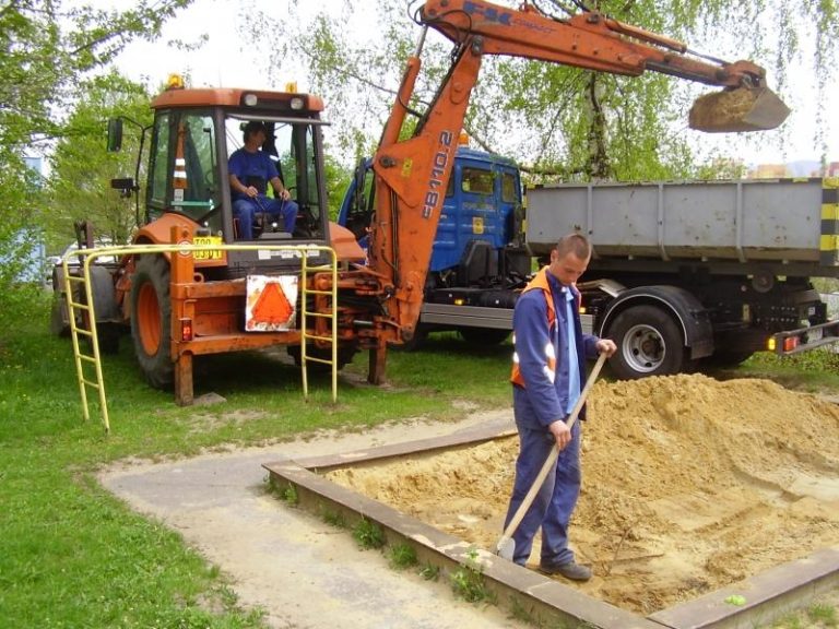 Dětská pískoviště dostávají nový písek